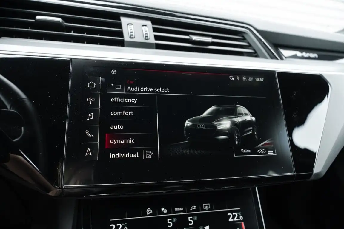 AUDI E-TRON