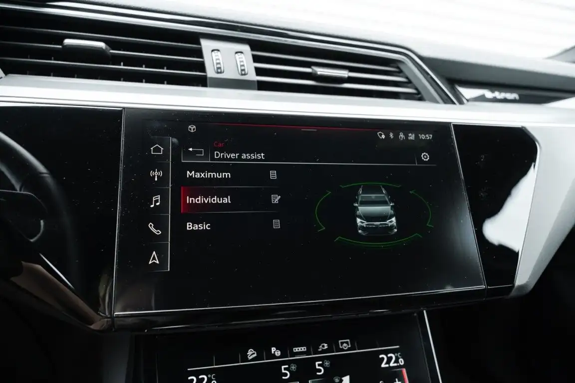 AUDI E-TRON