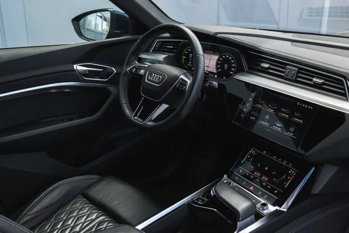 AUDI E-TRON