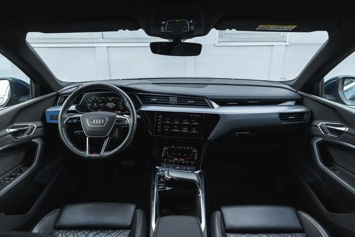 AUDI E-TRON