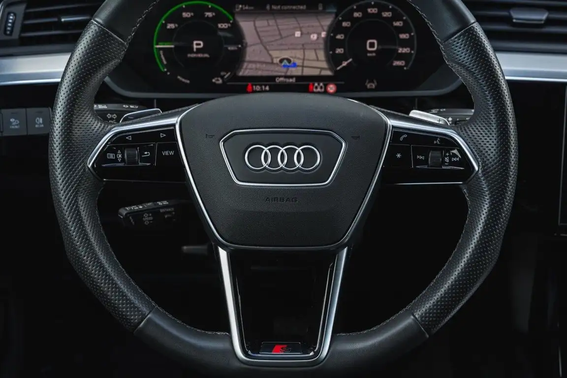 AUDI E-TRON