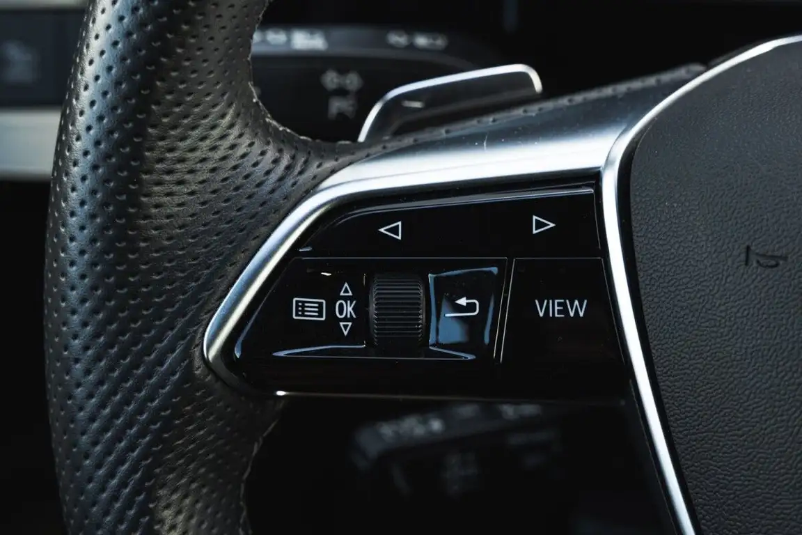 AUDI E-TRON