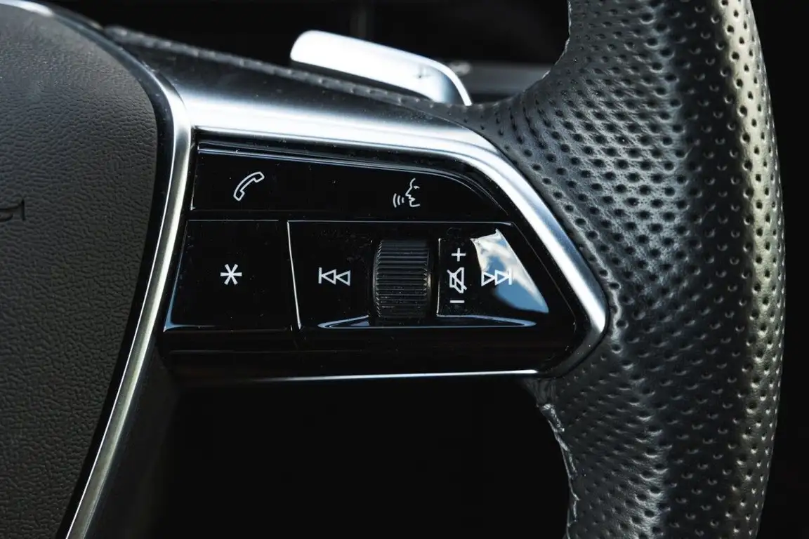 AUDI E-TRON