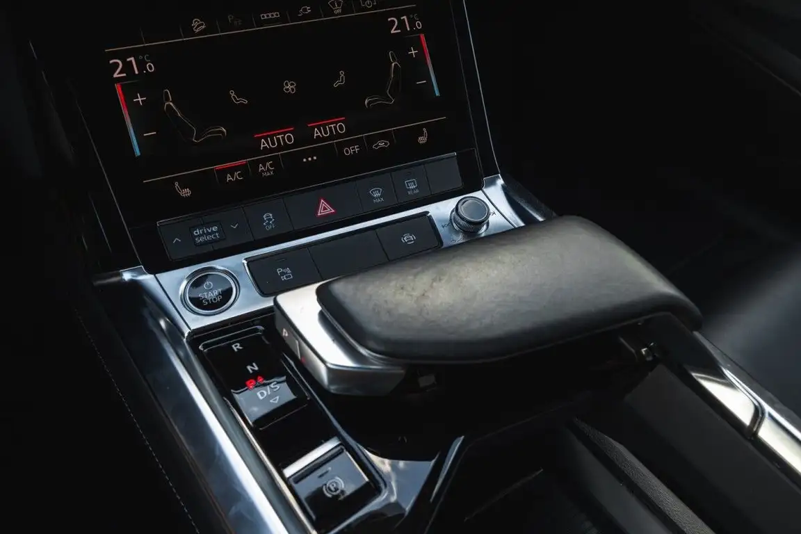 AUDI E-TRON