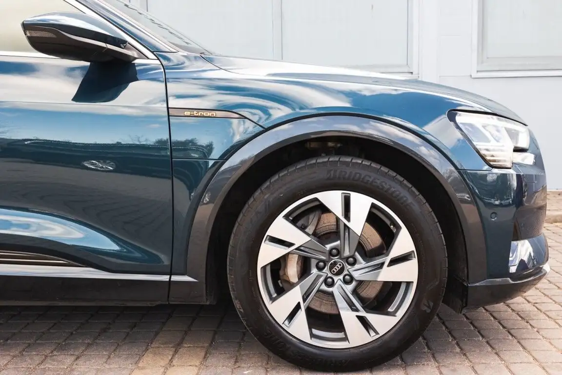 AUDI E-TRON