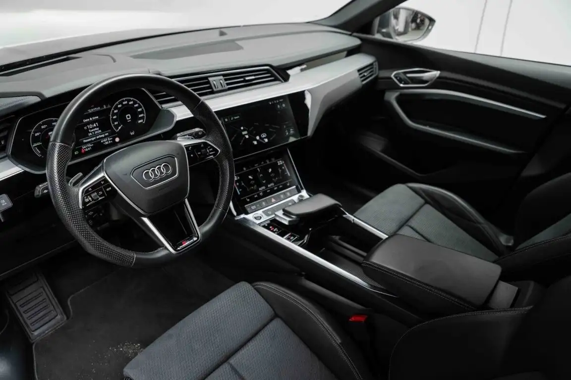 AUDI E-TRON
