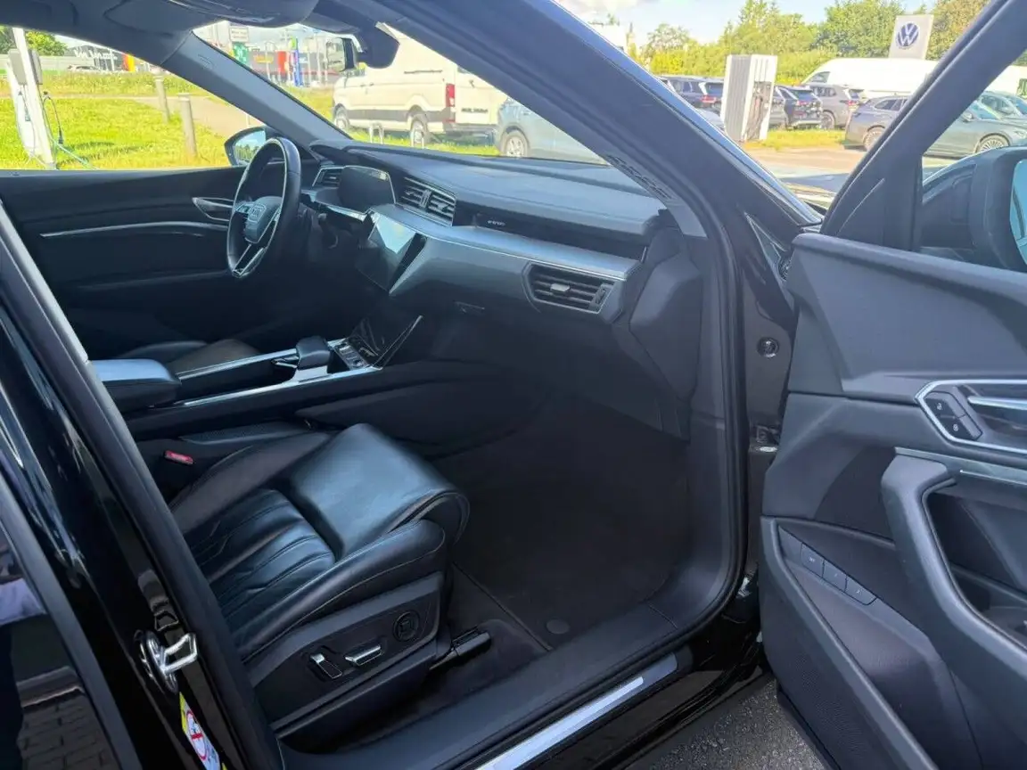 AUDI E-TRON
