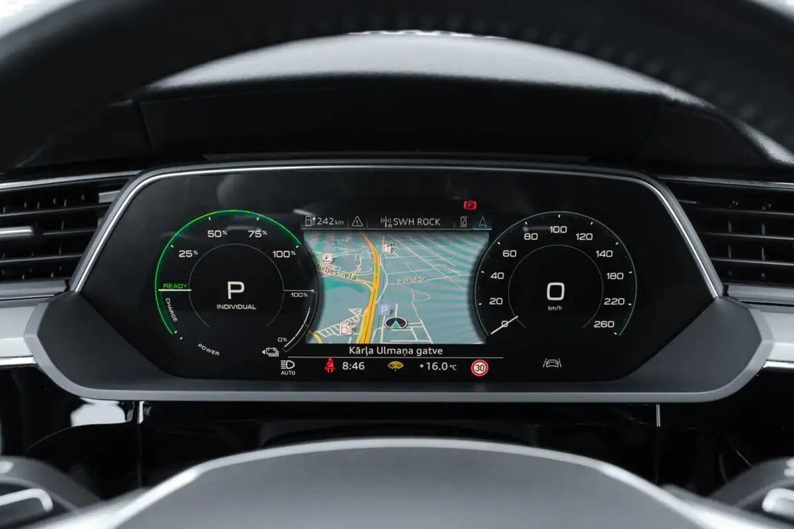 AUDI E-TRON