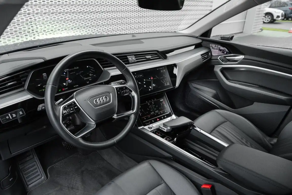 AUDI E-TRON