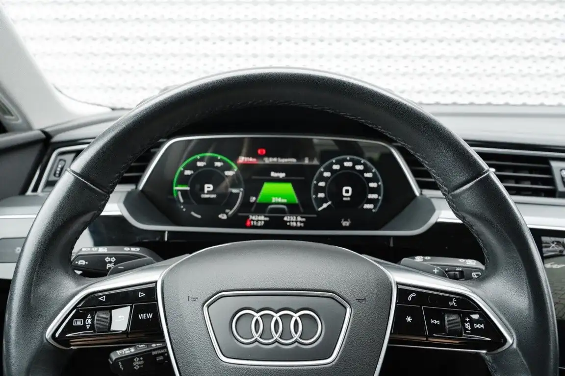 AUDI E-TRON