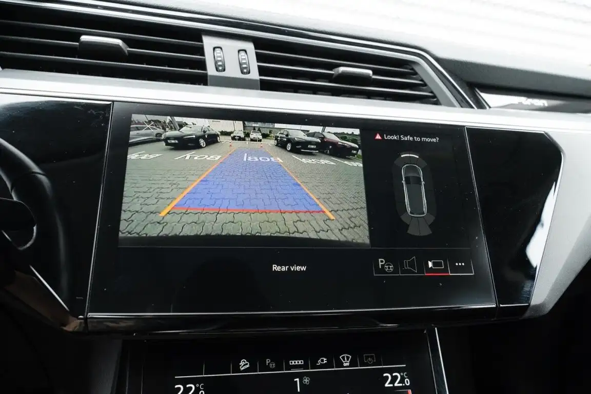 AUDI E-TRON