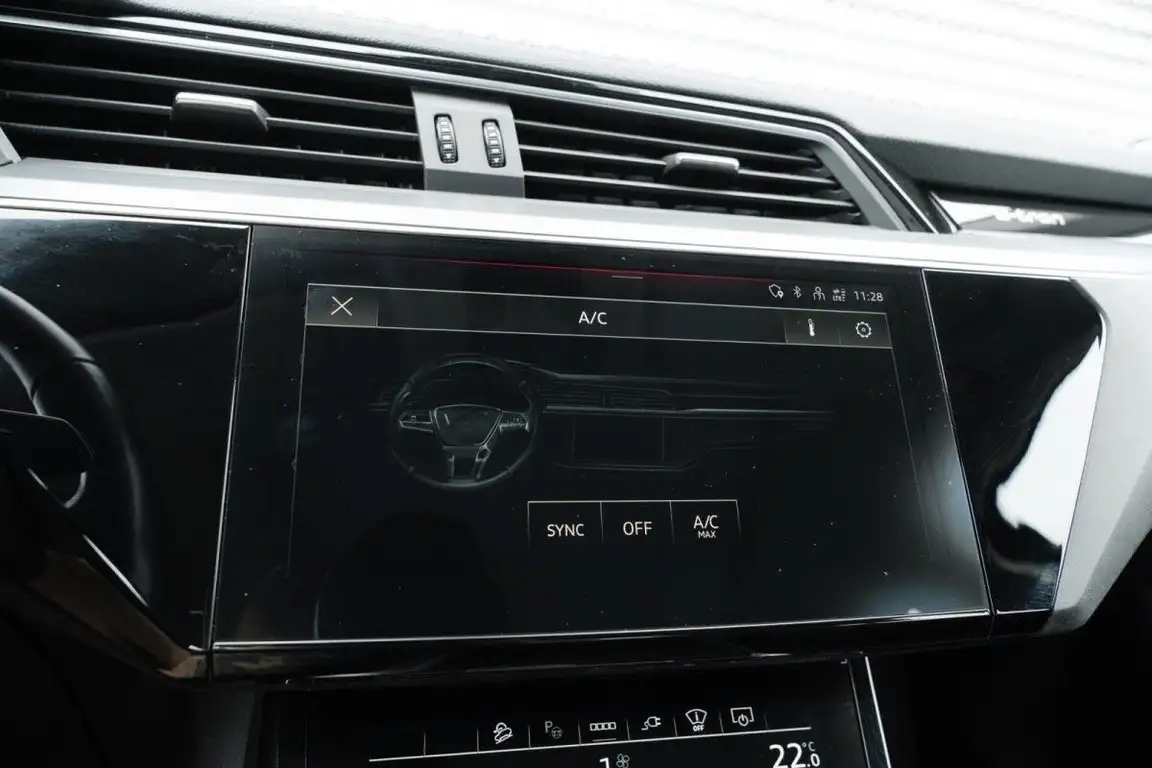 AUDI E-TRON