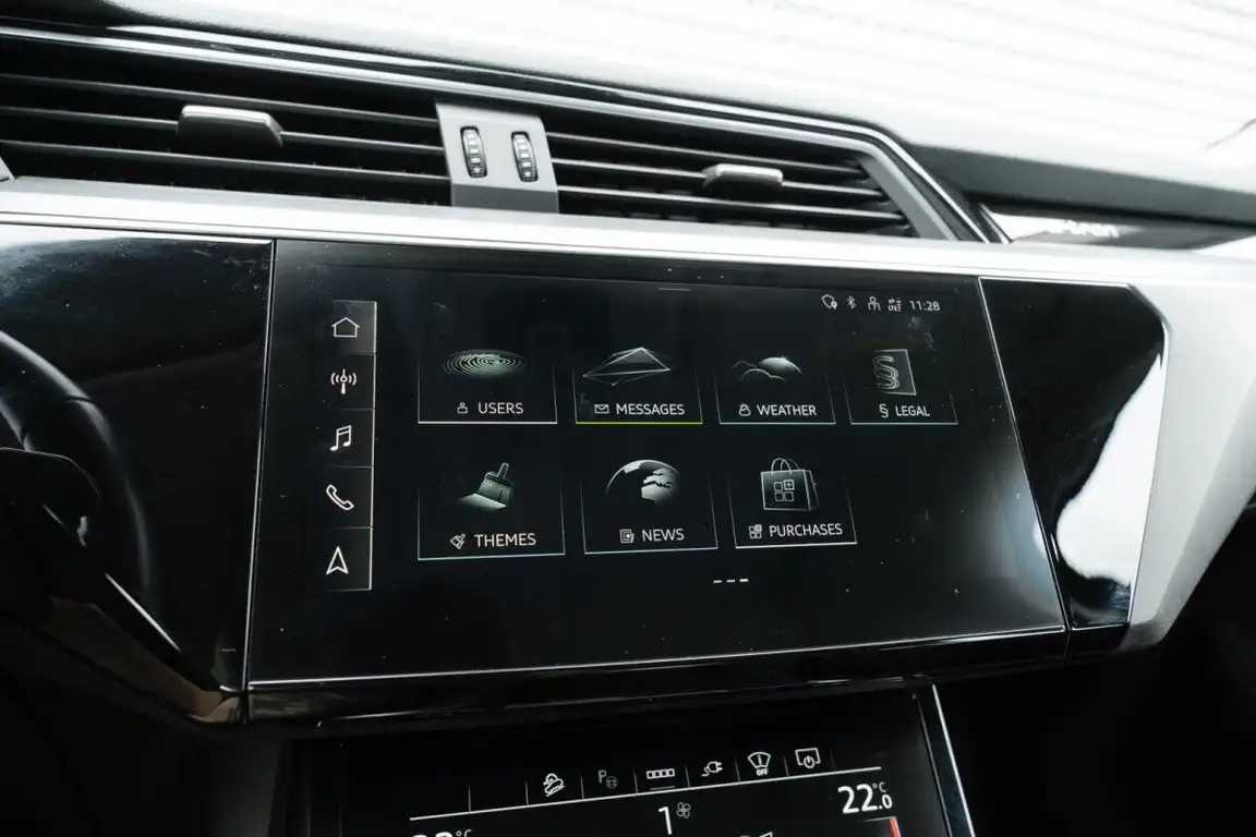 AUDI E-TRON