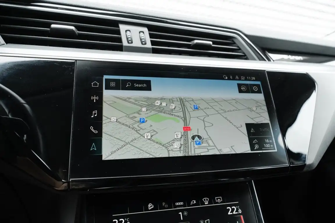 AUDI E-TRON