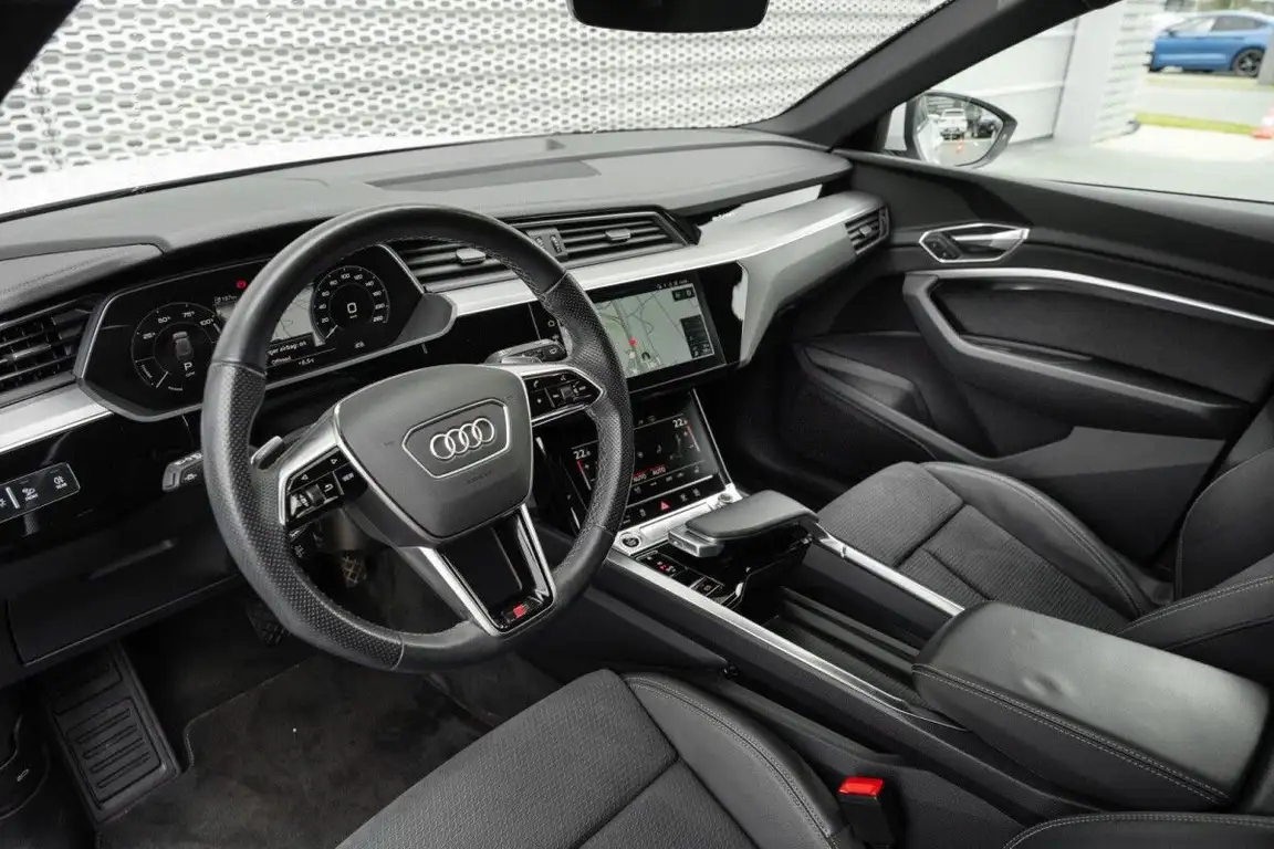 AUDI E-TRON