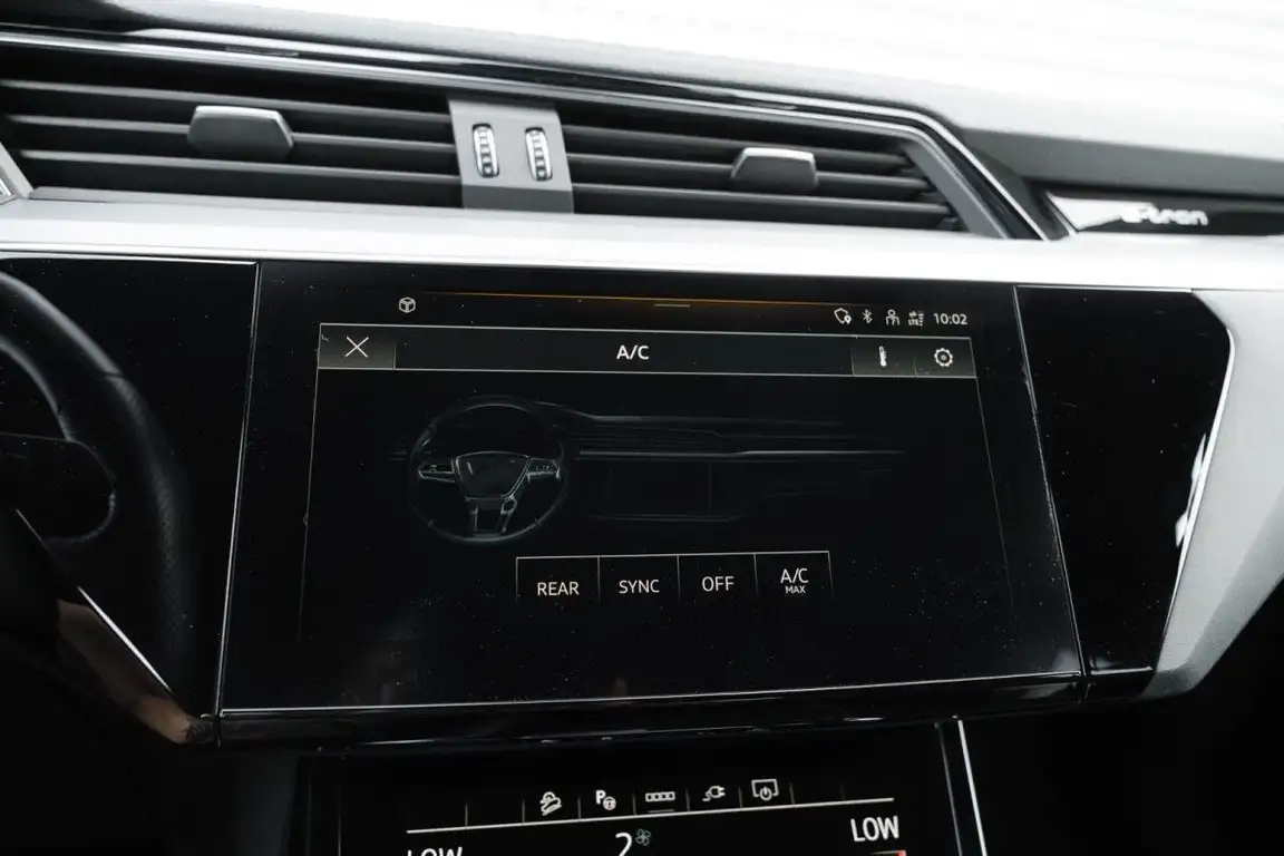 AUDI E-TRON