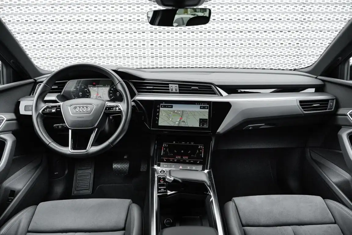 AUDI E-TRON