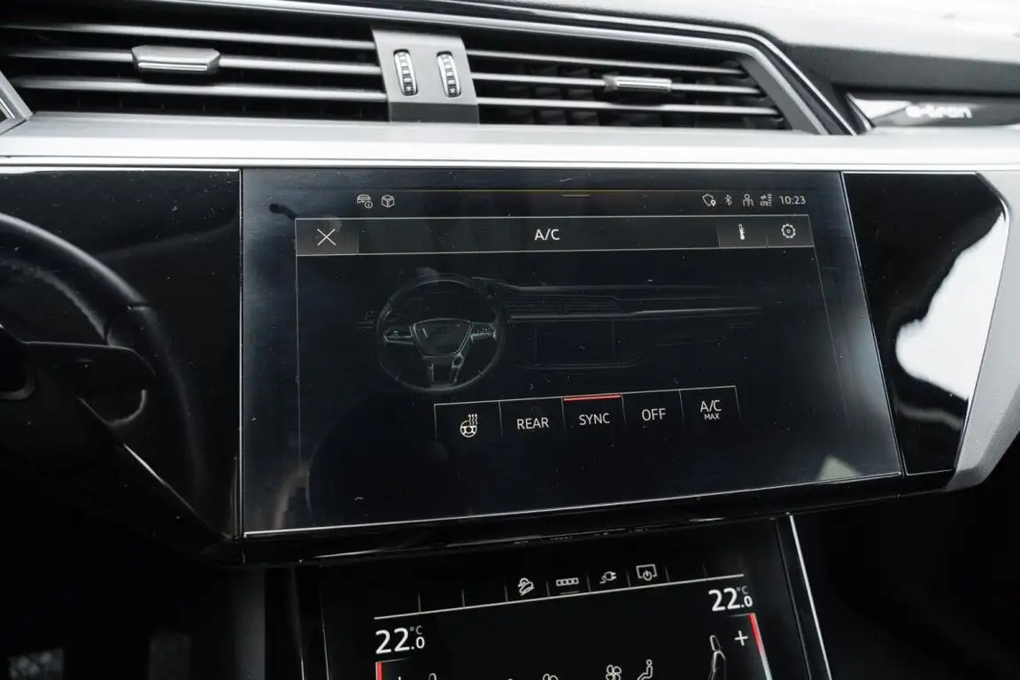 AUDI E-TRON