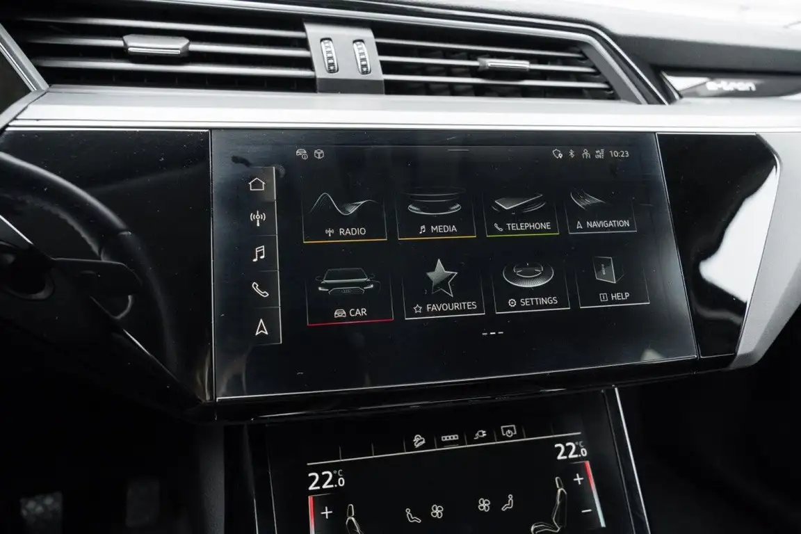 AUDI E-TRON