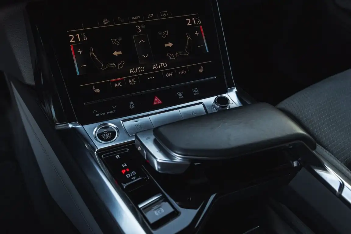 AUDI E-TRON