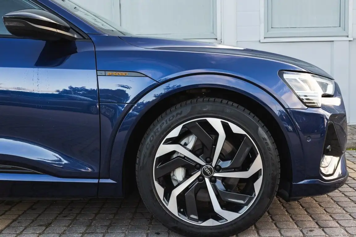 AUDI E-TRON