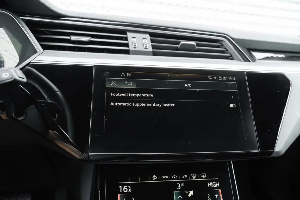 AUDI E-TRON