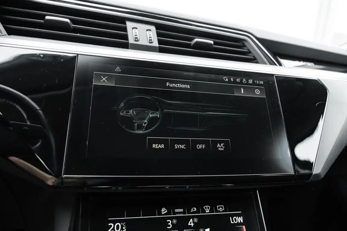 AUDI E-TRON