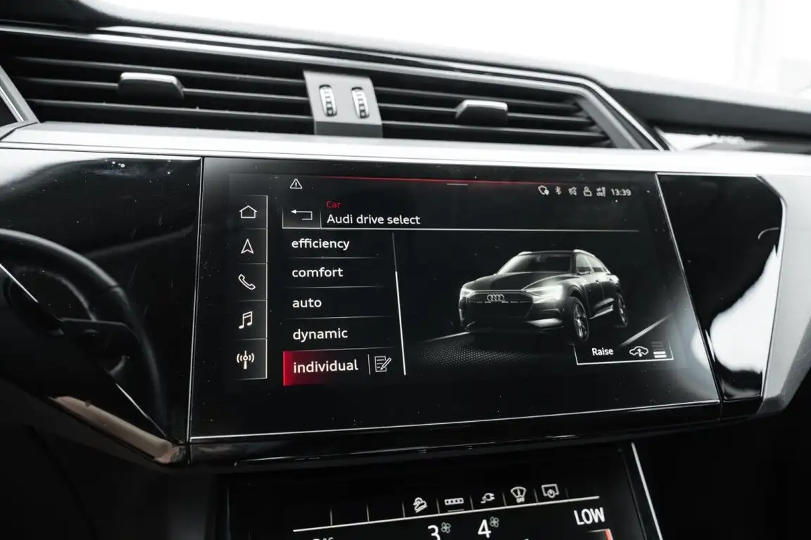 AUDI E-TRON