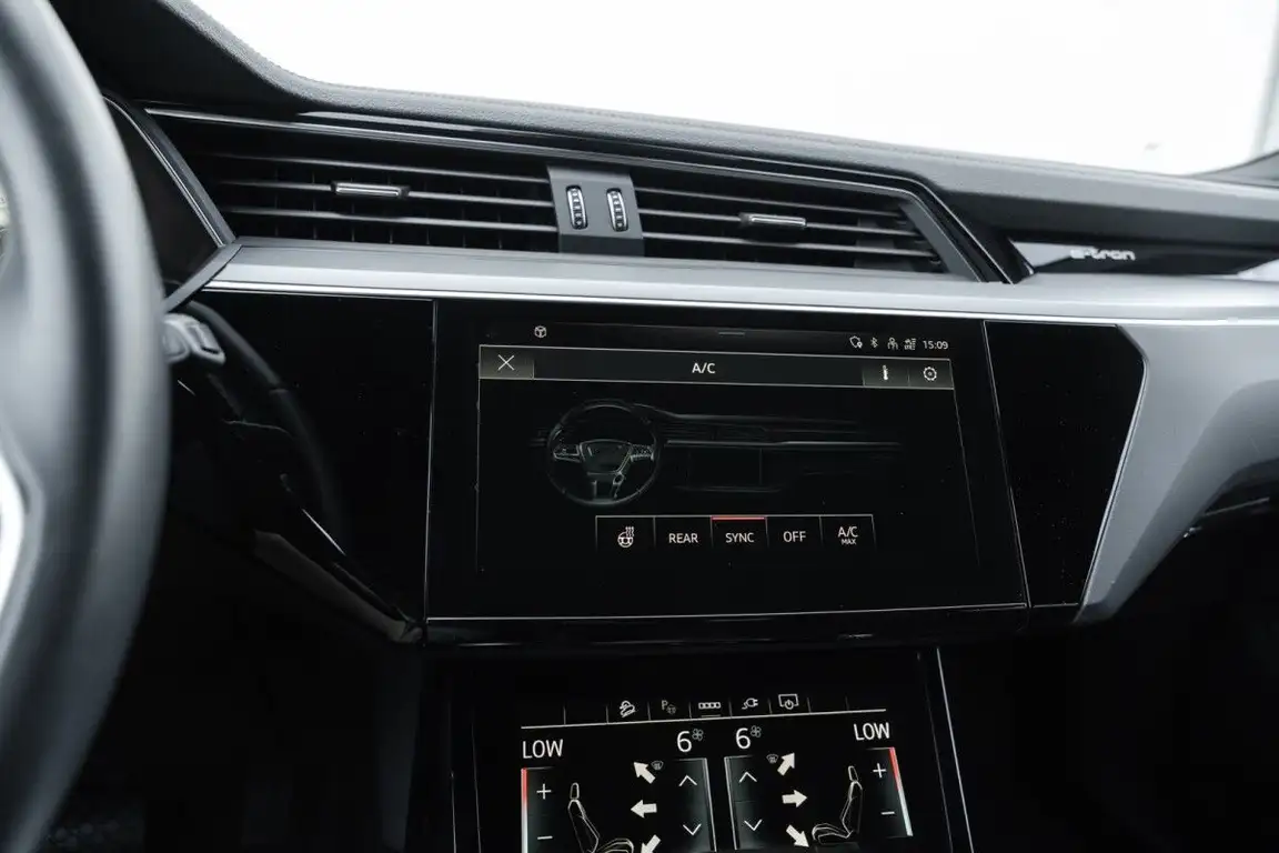 AUDI E-TRON