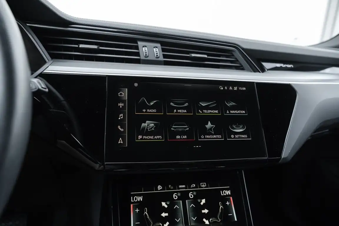 AUDI E-TRON