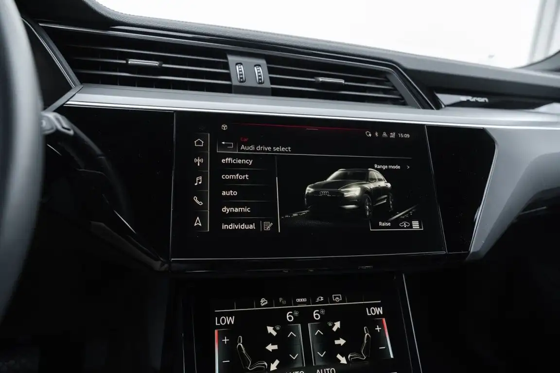AUDI E-TRON