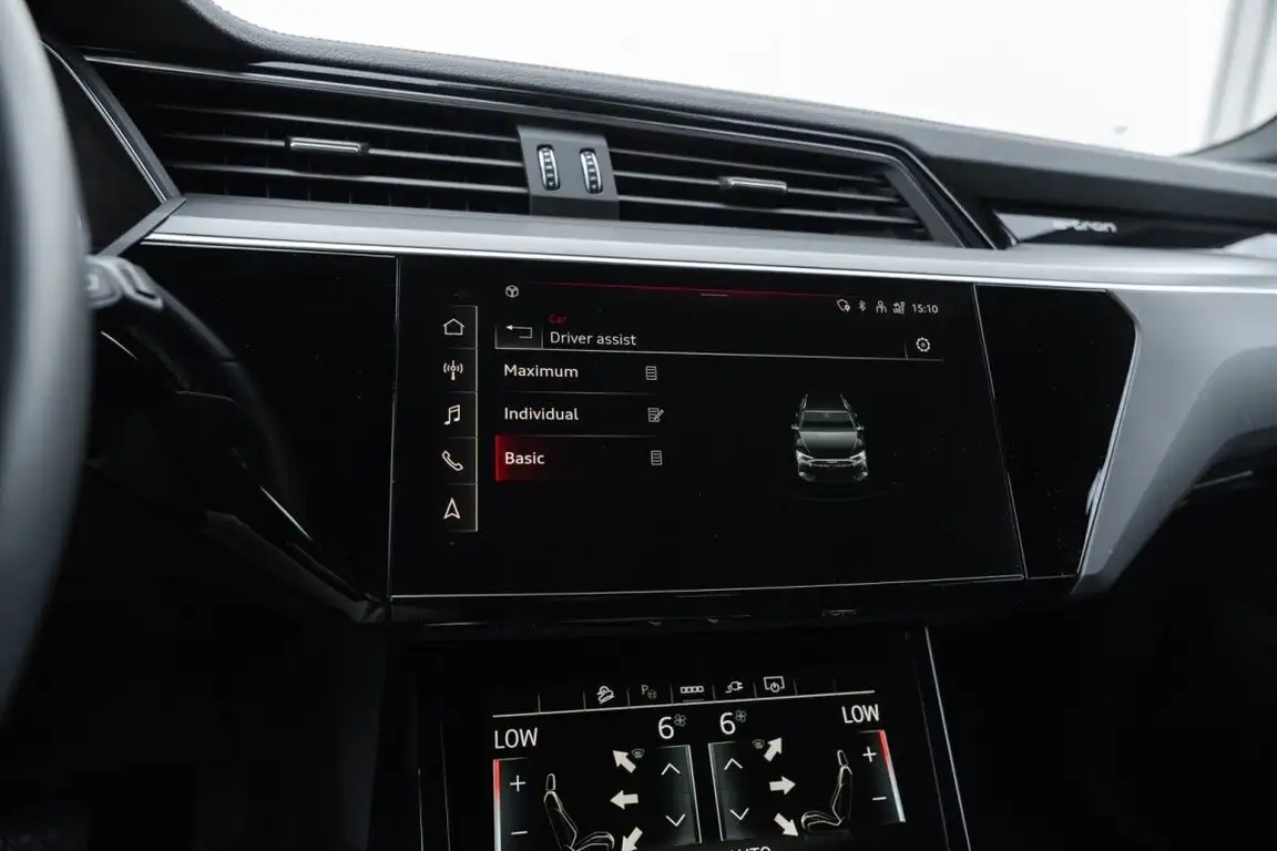 AUDI E-TRON