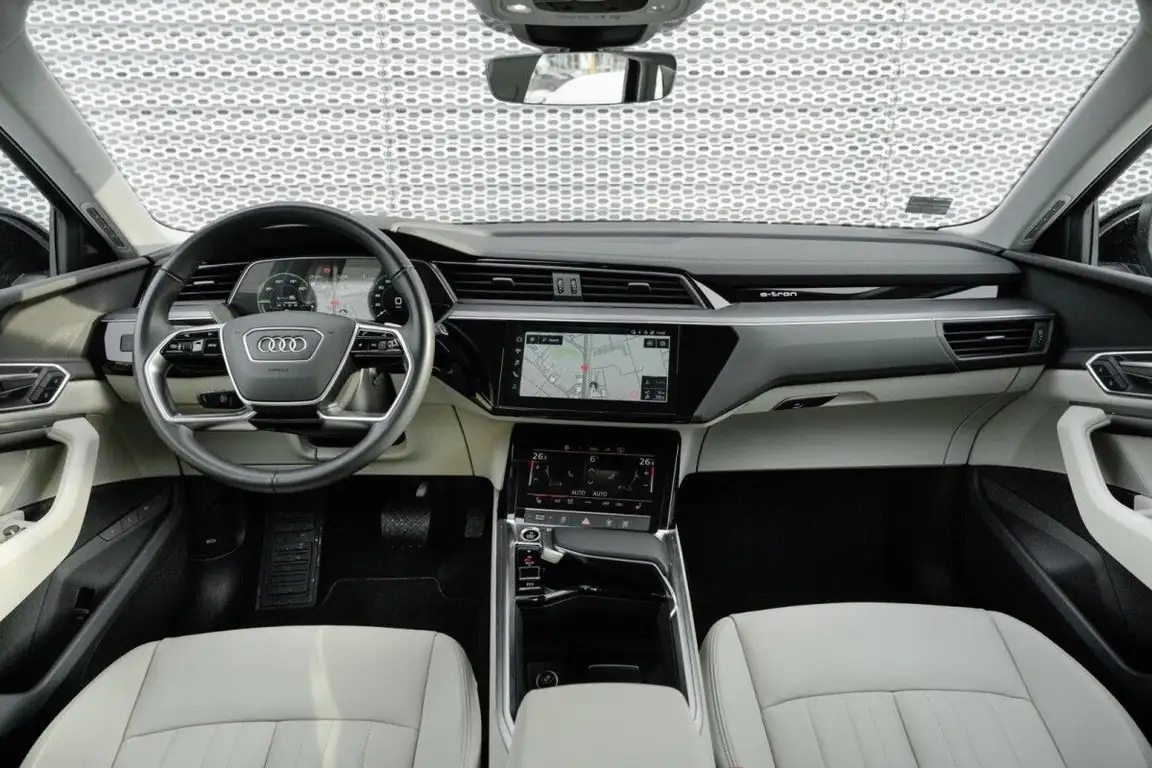 AUDI E-TRON