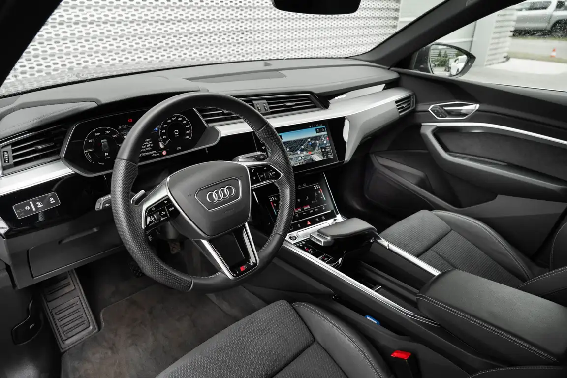 AUDI E-TRON