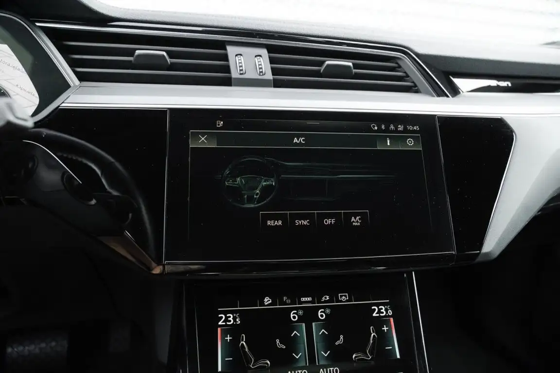 AUDI E-TRON