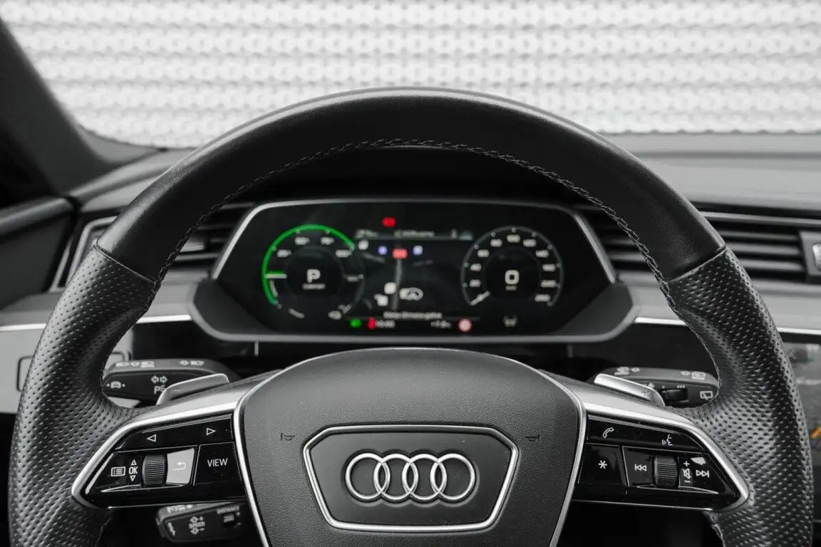 AUDI E-TRON