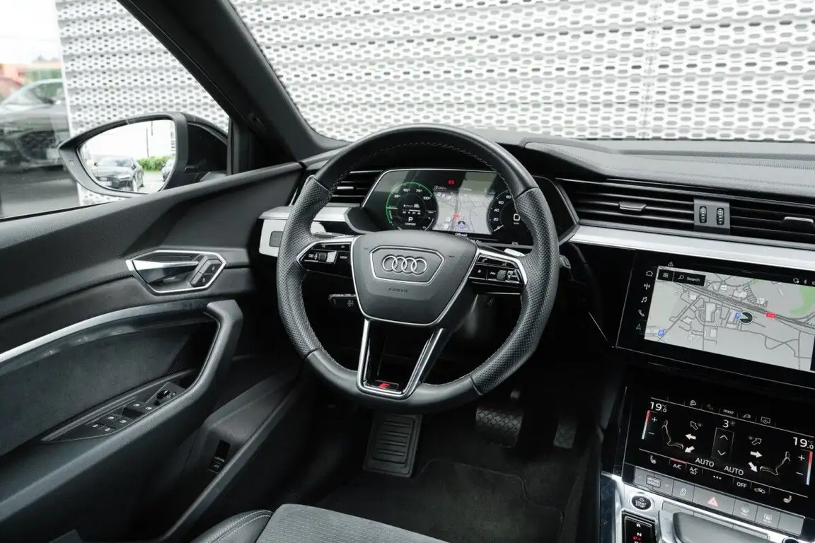 AUDI E-TRON