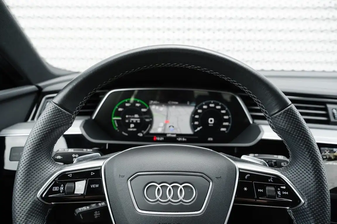 AUDI E-TRON