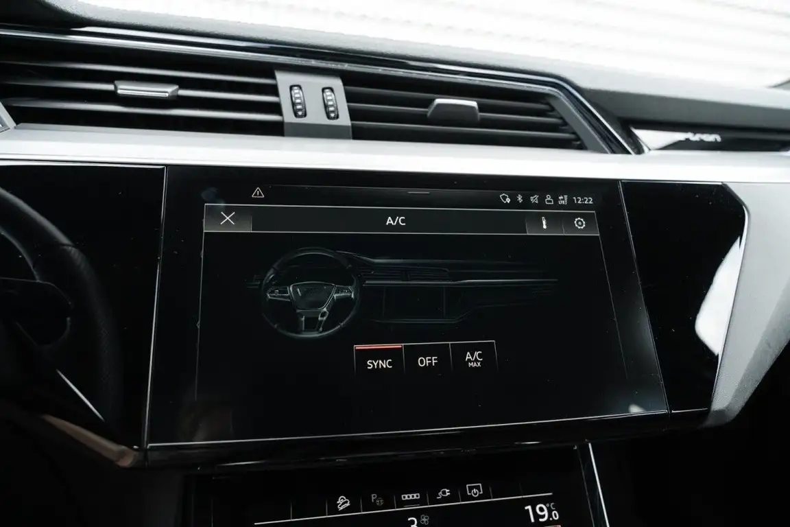 AUDI E-TRON