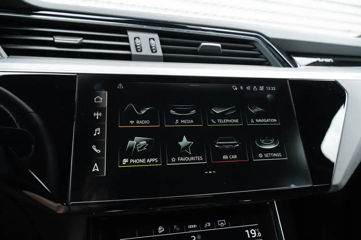 AUDI E-TRON