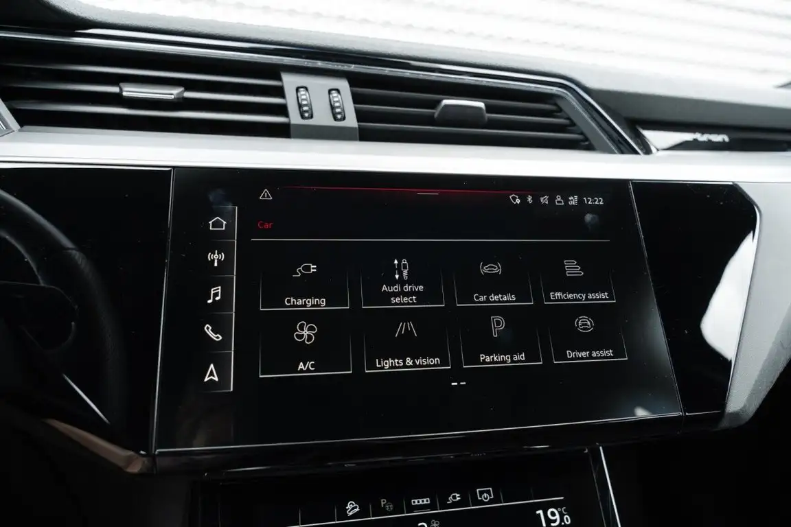 AUDI E-TRON