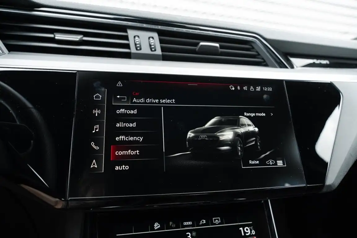 AUDI E-TRON