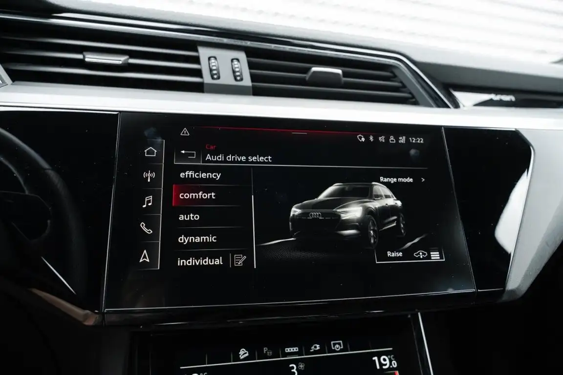 AUDI E-TRON