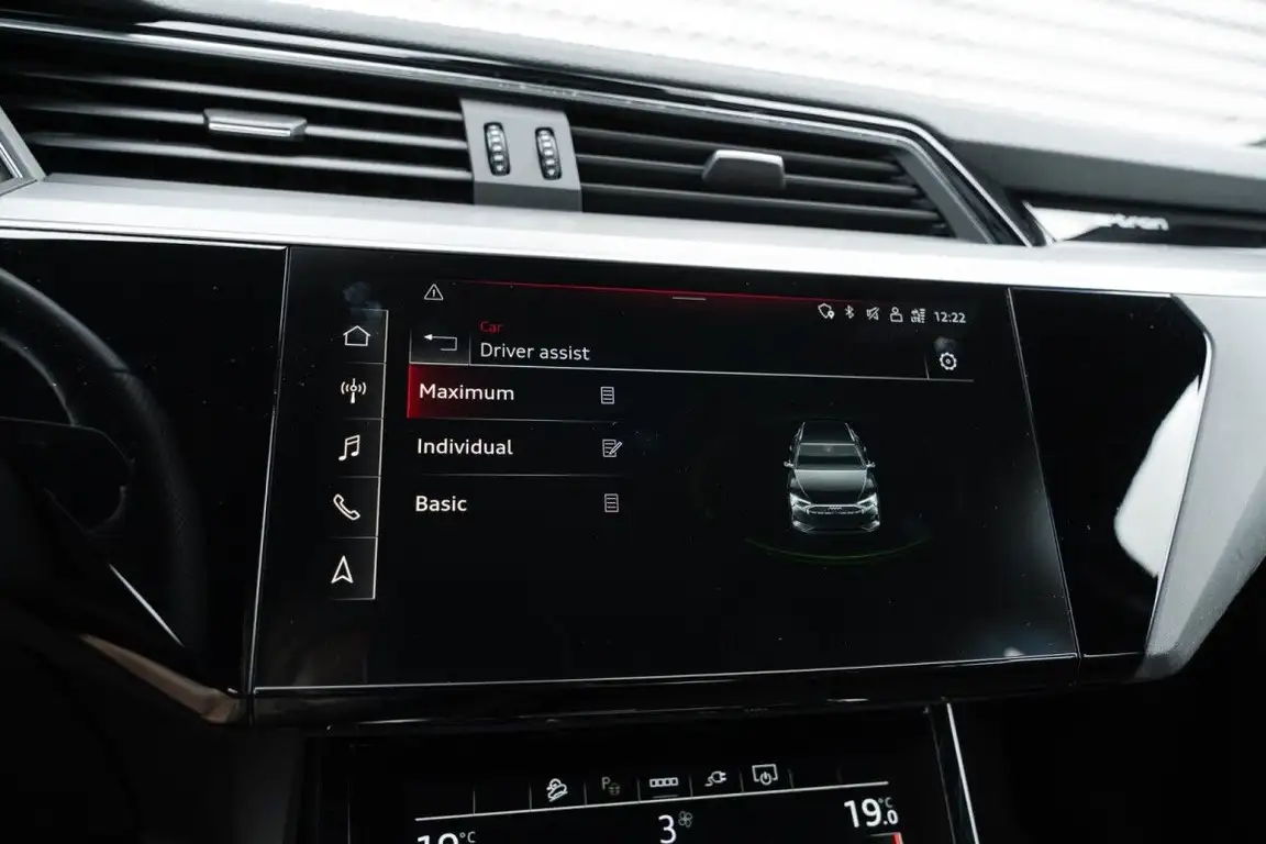 AUDI E-TRON