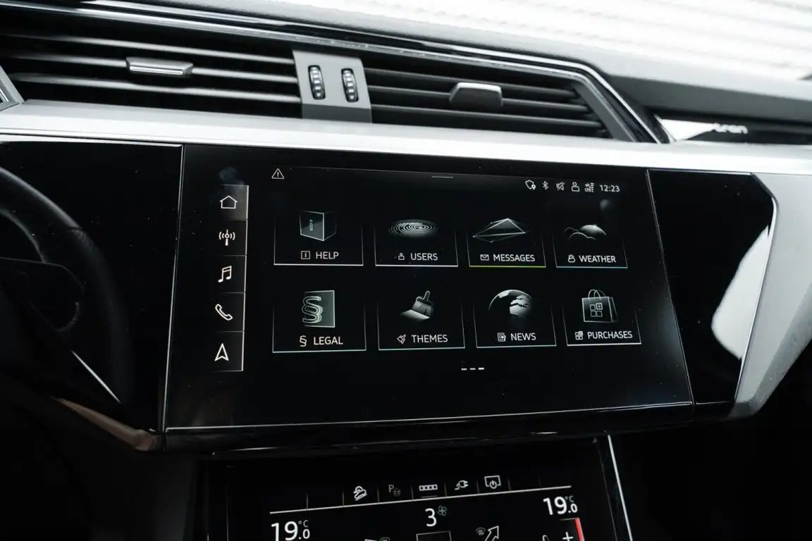 AUDI E-TRON