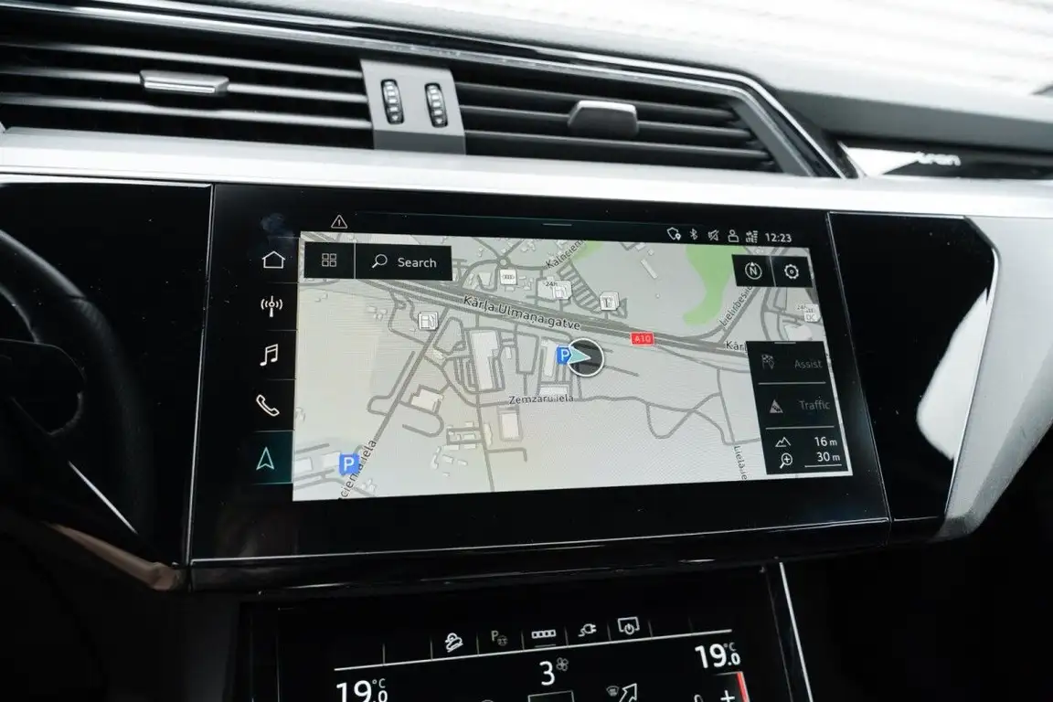 AUDI E-TRON