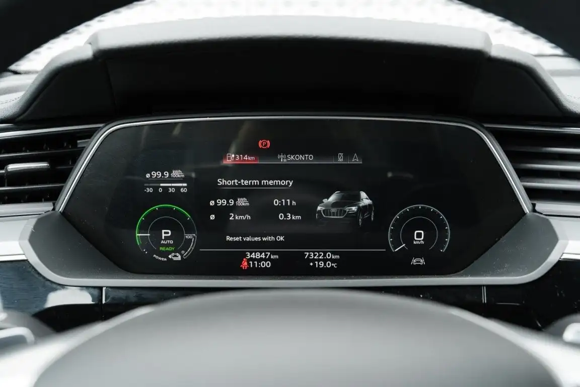 AUDI E-TRON