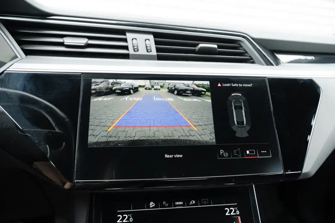 AUDI E-TRON