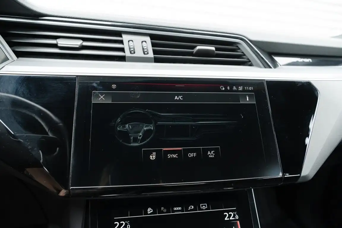 AUDI E-TRON