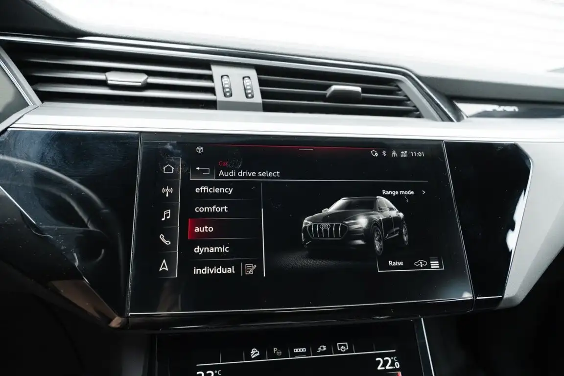 AUDI E-TRON